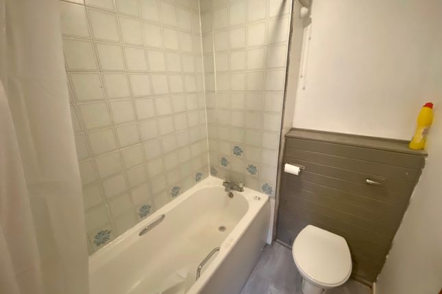 33, Nottingham photo 4