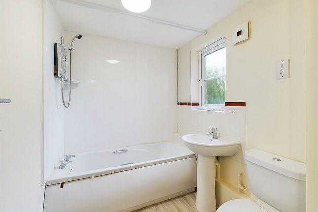 2, Highwood Drive, Stroud photo 4