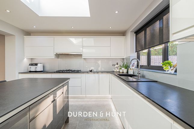 13 Elmdene Avenue, Hornchurch photo 4