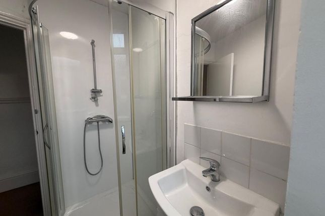 Room 4, 34 Balmoral Road, Gillingham photo 4