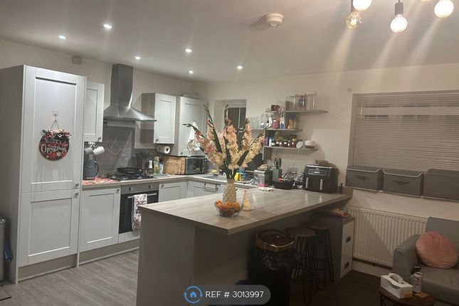 Apartment  Foxville Apartments, Chipstead Valley Road, Coulsdon photo 3