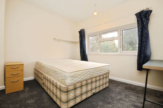 2, Elmbank Avenue, Egham photo 4