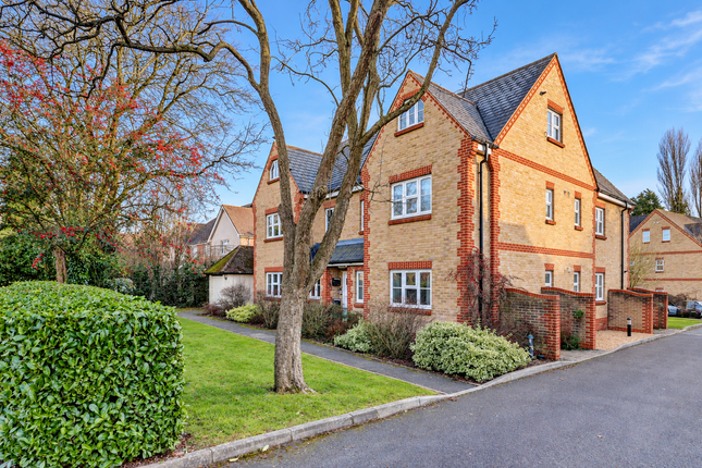 2-bed flat on Rowan Place, High Wycombe, £250,000