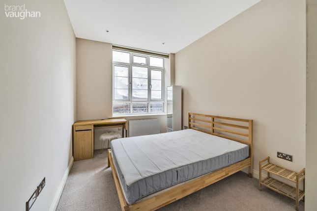 Flat to rent in Western Road, Brighton, East Sussex