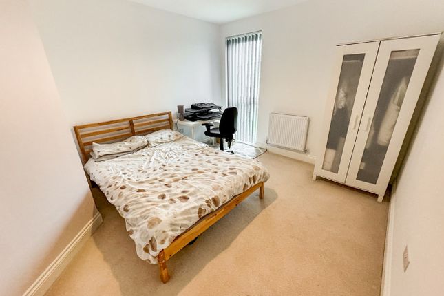 Flat for sale in Elvian Close, Reading