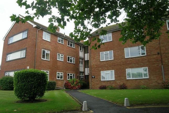 Flat to rent in Meadway Court, The Boulevard, Worthing