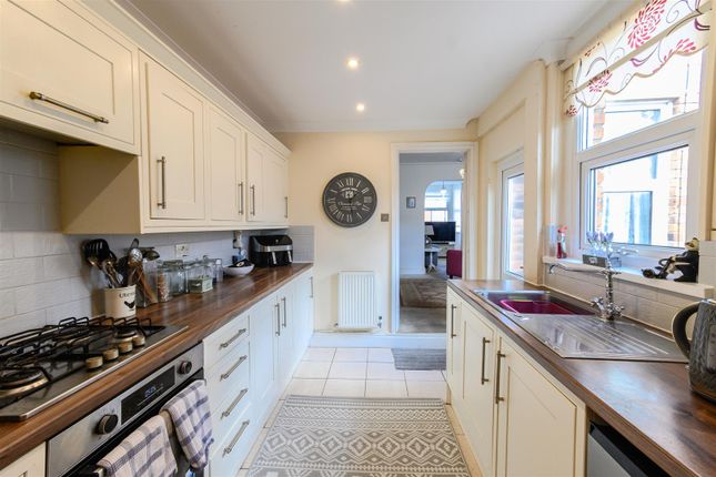 27, Victoria Road, Barry photo 4