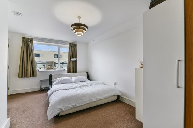 Flat to rent in West Plaza, Town Lane, Staines