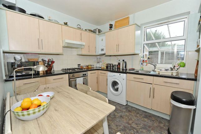 2 Eastfield Crescent, Wellingborough photo 3