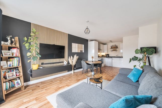 Flat 13, 3, Alderson Grove, Surrey photo 2