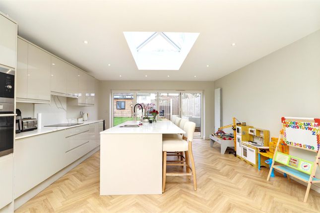 8, Carlton Close, Borehamwood photo 3