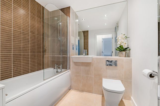 Flat for sale in Flora House, London