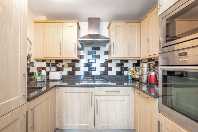 2-bed flat on Approach Road, New Barnet, £325,000