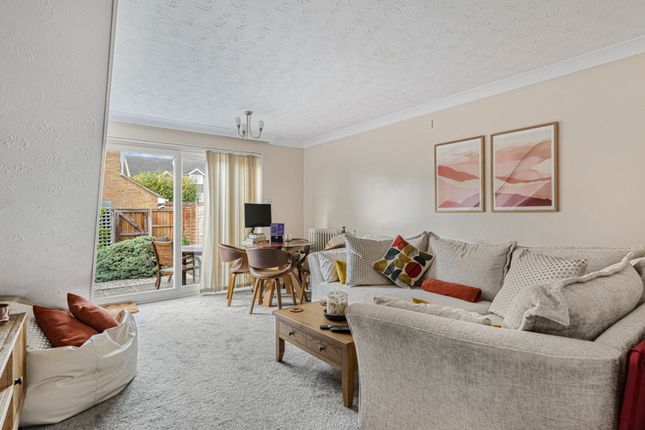 6 Foxes Close, Hertford photo 3