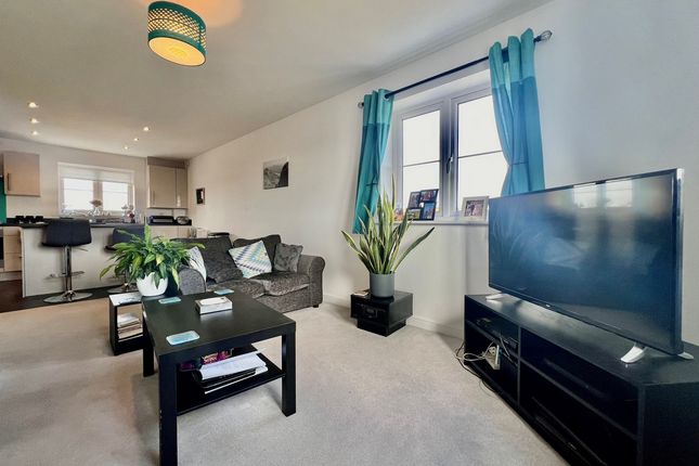 Flat for sale in Honeysuckle Way, Didcot