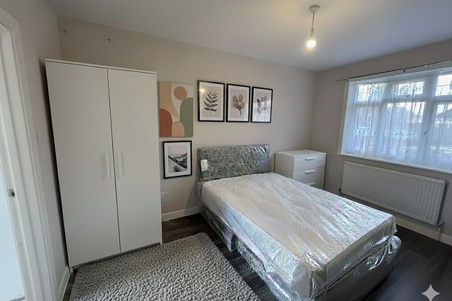 Studio house on 18, Norbury Hill, London, £1,200/mo