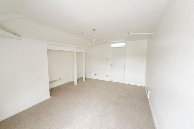 Flat 5 Lexden Lodge, Crowborough Hill, Crowborough photo 3