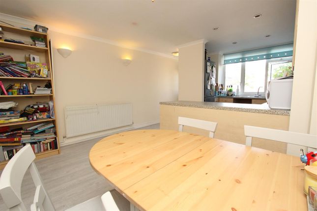 38, Barchester Close, Uxbridge photo 3