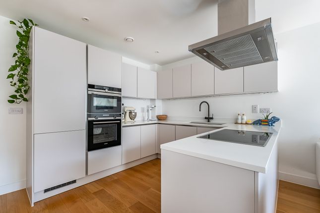 Flat 16, Lichfield House, Tollgate Gardens, London photo 4