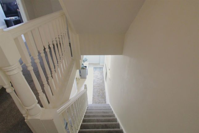 6, Victoria Court, Huddersfield photo 4