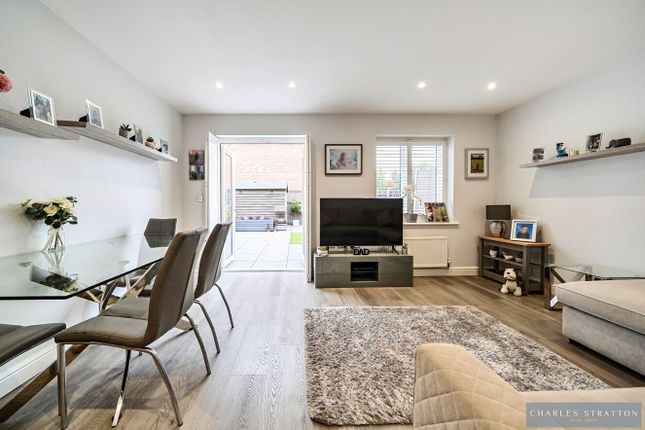 38 Leaf Hill Drive, Romford photo 2