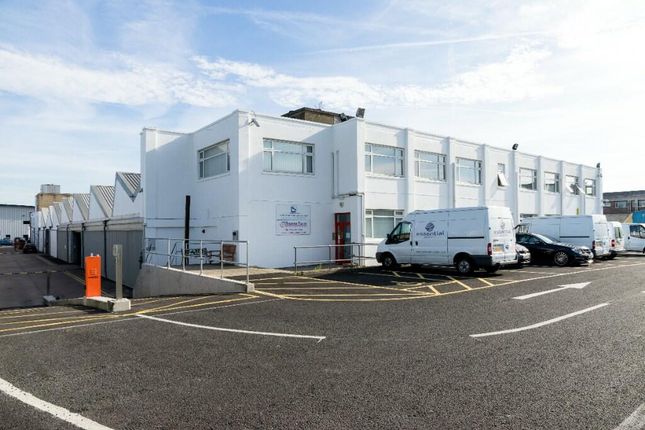 Light industrial to let in Lombard Road, London