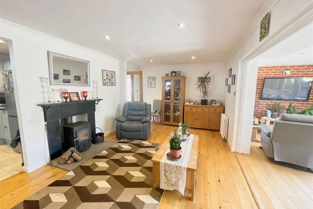 4, Foxes Close, Sandown photo 3
