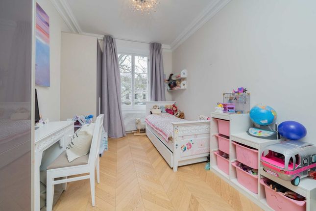 Flat for sale in Westbourne Terrace, London