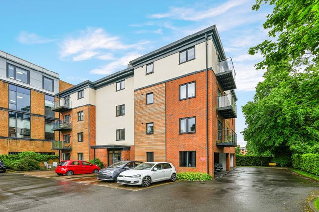 Thumbnail Flat for sale in Nash Gardens, Redhill