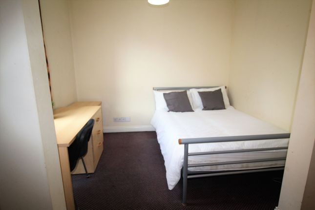Flat to rent in Clarendon Place, Leeds