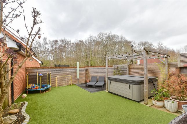 Beacon Avenue Kings Hill, West Malling photo 3