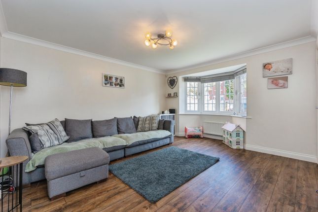 19, Ferndale, Hyde photo 3