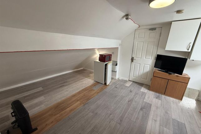 Flat 3, 531A, Hertford Road, Enfield photo 2