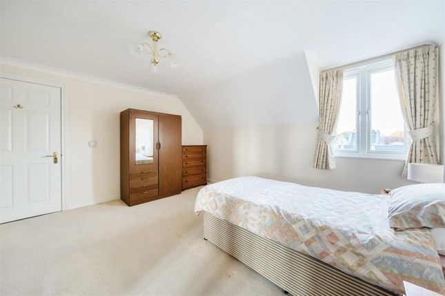 28 Betjeman Court, Portway, Wantage photo 4