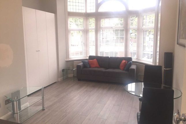 Flat 5, The Vale, London photo 3