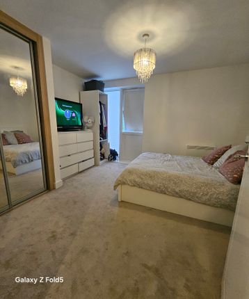 Flat to rent in Station Avenue, Walton-On-Thames