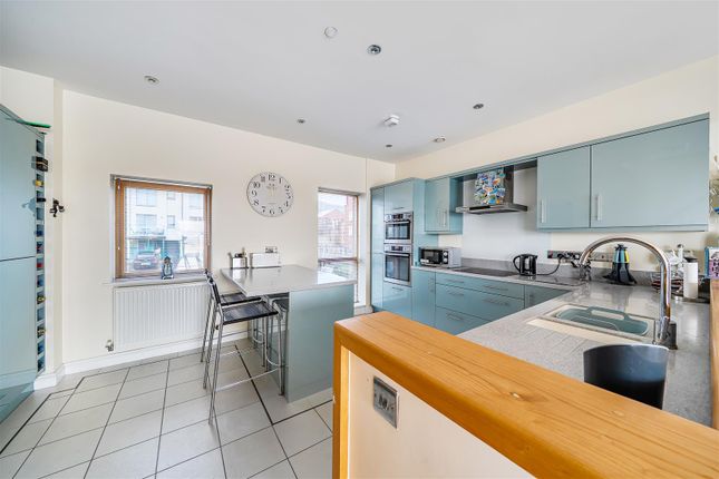 8, Emily Court, Swansea photo 4