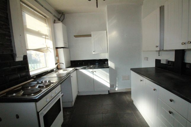 632, Cleckheaton Road, Bradford photo 3