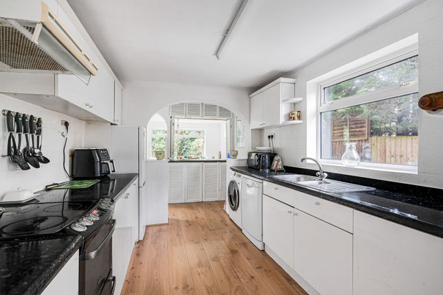8 Kings Close, Walton-On-Thames photo 2