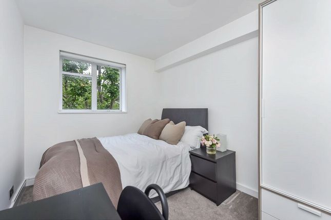 Room to rent in Ladbroke Road, Holland Park