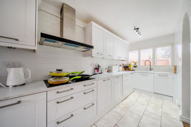 3, Bridgewood Close, London photo 2