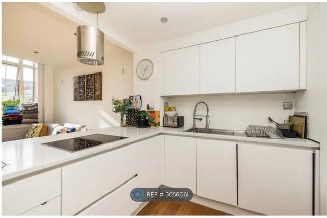 Flat  Skyline Court, Grange Yard, London photo 5