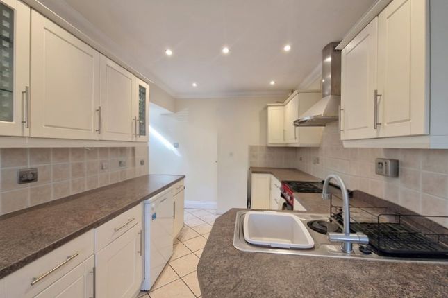 31, Chatsworth Avenue, Wokingham photo 2