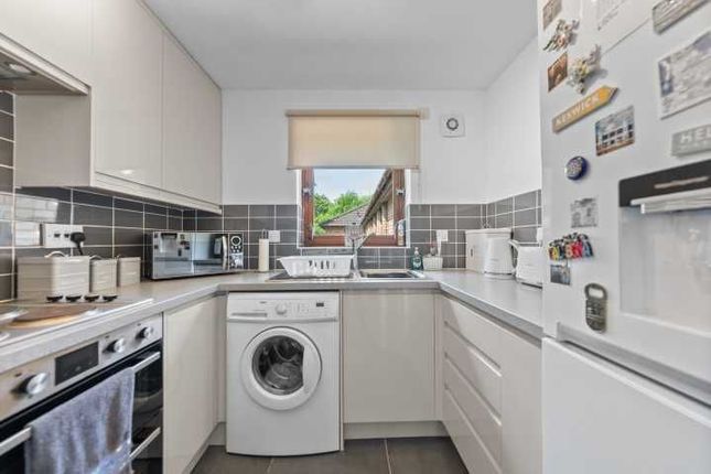 Flat 22, 27 Briarwood Court, Glasgow photo 4