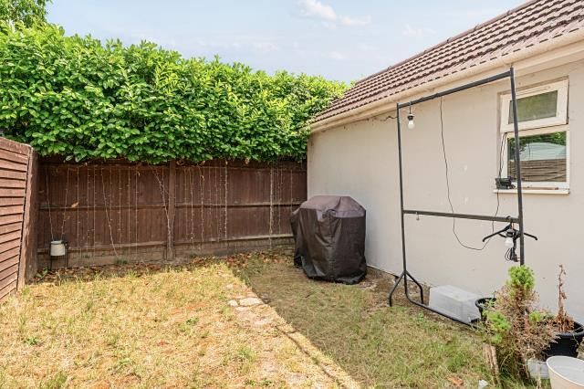 3, Fleetwood Road, Slough photo 4
