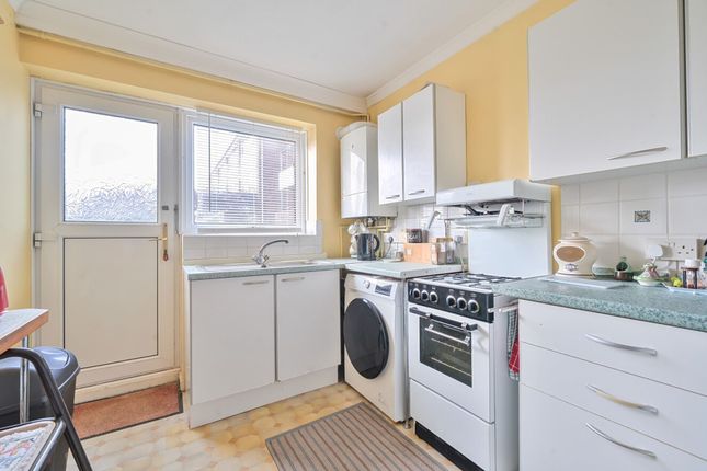 16 St. Thomas Court, Bognor Regis photo 3