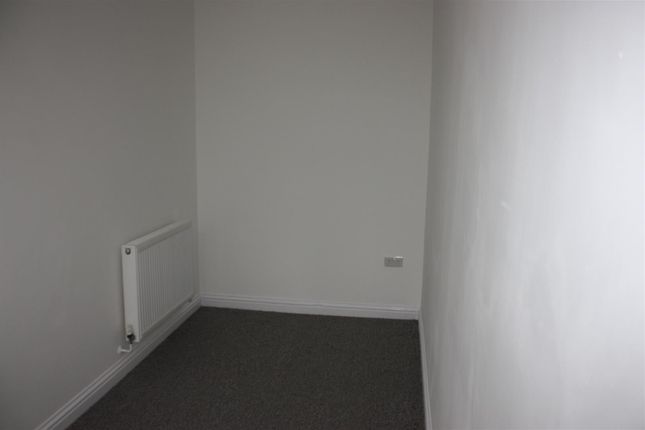 Flat to rent in High Street, Orpington