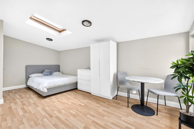 Flat 10, 28, Earls Court Garden, London photo 4