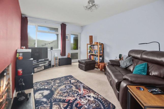 47, Willow View, NORTHAMPTON photo 3