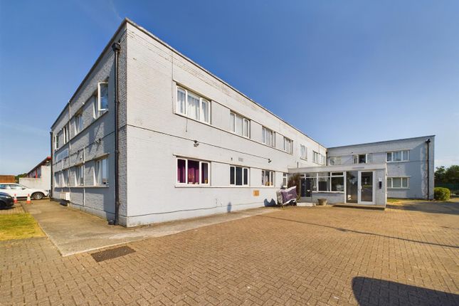 Flat for sale in Gatwick Road, Crawley